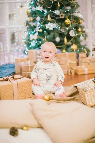 Petit Garçon Tout Petit Maison Sapin Noël Avec Des Cadeaux — Photo