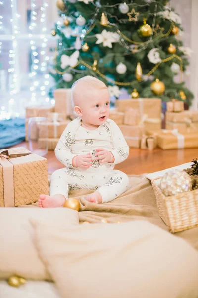 Маленький Малыш Дома Елки Подарками Игрушками Рождественское Настроение — стоковое фото