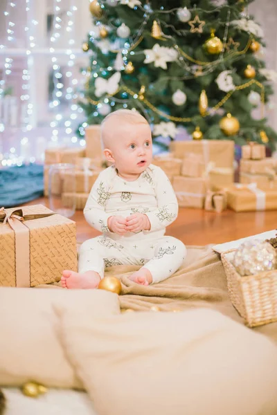 Malý Batole Chlapec Doma Vánočním Stromečku Dárky Hračkami Vánoční Nálada — Stock fotografie