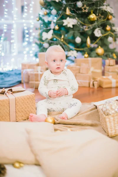 Liten Småbarn Pojke Hemma Vid Granen Med Presenter Och Leksaker — Stockfoto