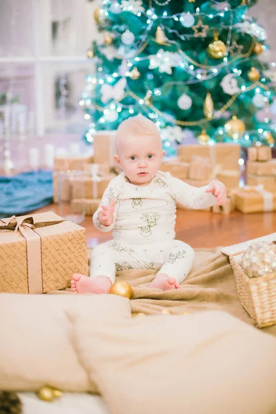 小孩子在家里的圣诞树旁 带着礼物和玩具 圣诞气氛 — 图库照片