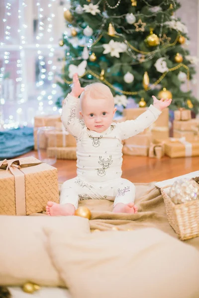 Маленький Хлопчик Вдома Ялинці Подарунками Іграшками Різдвяний Настрій — стокове фото