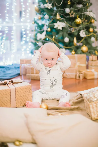 Liten Småbarn Pojke Hemma Vid Granen Med Presenter Och Leksaker — Stockfoto