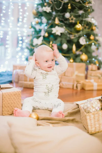 Liten Småbarn Pojke Hemma Vid Granen Med Presenter Och Leksaker — Stockfoto