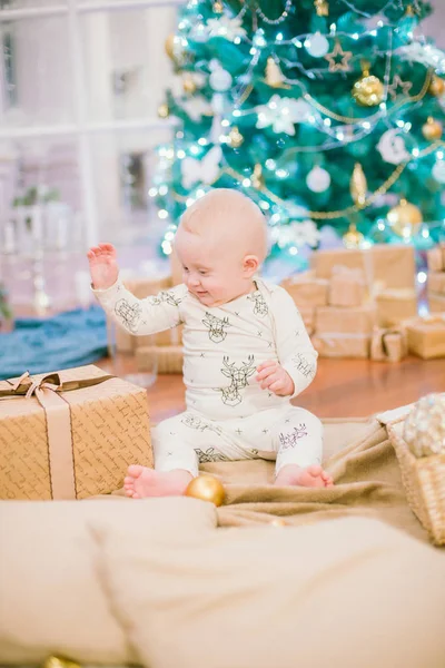 Petit Garçon Tout Petit Maison Sapin Noël Avec Des Cadeaux — Photo