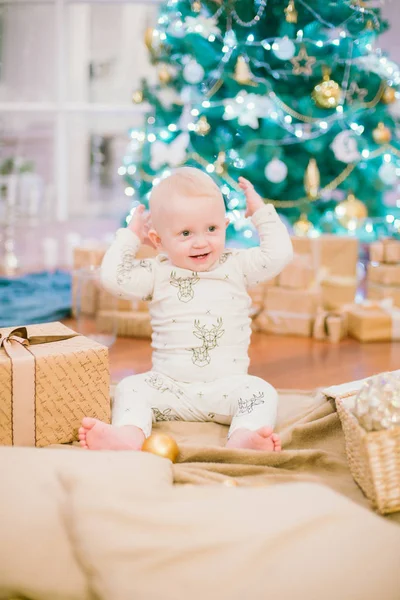 Маленький Хлопчик Вдома Ялинці Подарунками Іграшками Різдвяний Настрій — стокове фото
