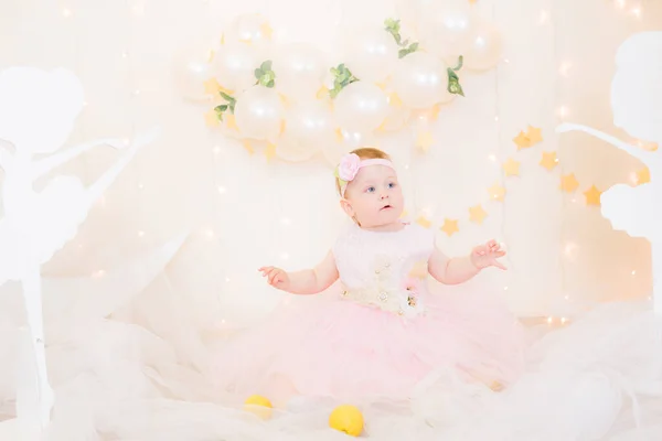 Jolie Petite Fille Dans Une Robe Princesse Rose Avec Une — Photo