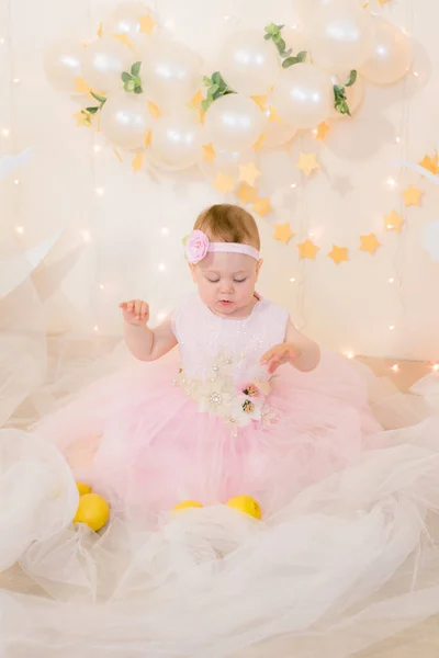 Jolie Petite Fille Dans Une Robe Princesse Rose Avec Une — Photo