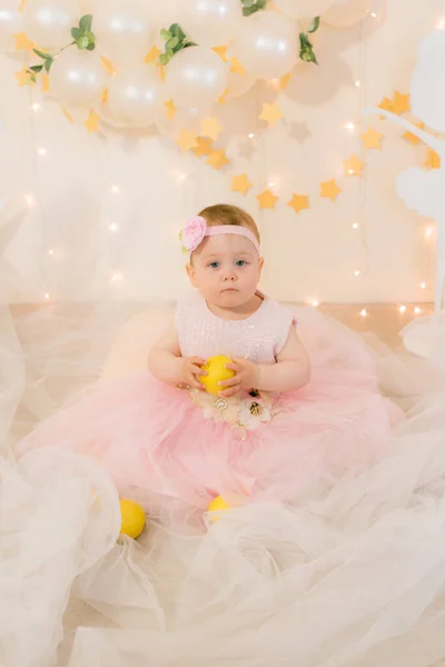 Aranyos Kislány Rózsaszín Hercegnő Ruhát Egy Virág Haját Játszik Balerinák — Stock Fotó