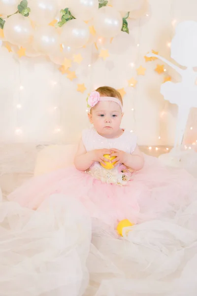 Jolie Petite Fille Dans Une Robe Princesse Rose Avec Une — Photo