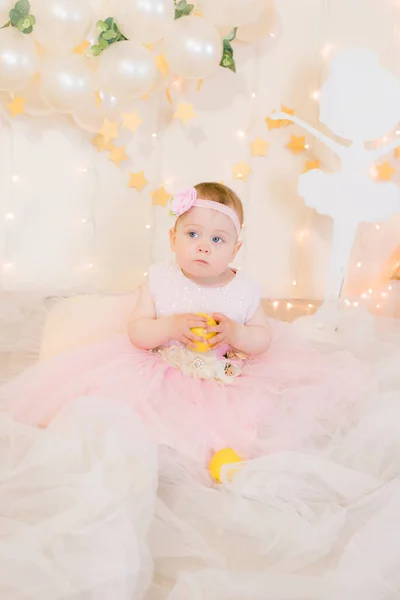 Jolie Petite Fille Dans Une Robe Princesse Rose Avec Une — Photo