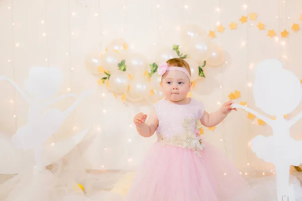 Cute Little Girl Różowej Sukience Księżniczki Kwiatem Jej Włosy Bawi — Zdjęcie stockowe