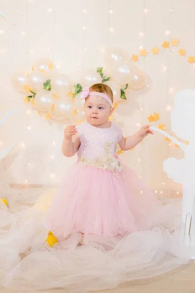 Aranyos Kislány Rózsaszín Hercegnő Ruhát Egy Virág Haját Játszik Balerinák — Stock Fotó