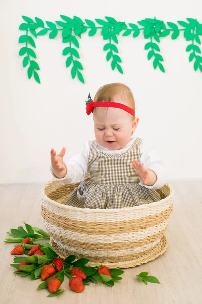 Piccola Ragazza Carina Anno Cesto Vimini Decorato Con Fragole Succose — Foto Stock