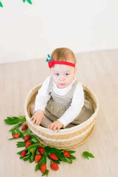 Petite Fille Mignonne Dans Panier Osier Décoré Fraises Rouges Juteuses — Photo