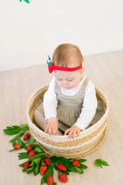 Petite Fille Mignonne Dans Panier Osier Décoré Fraises Rouges Juteuses — Photo