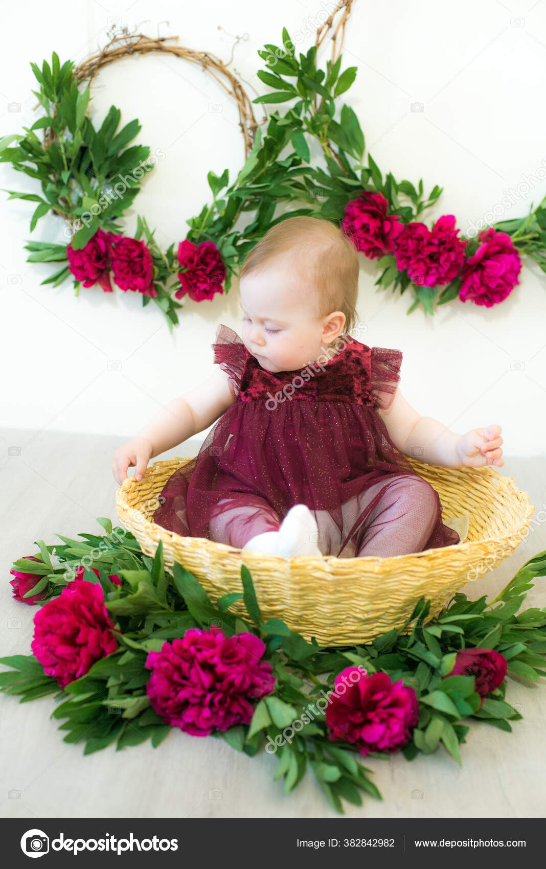 Menina Bonito Pequeno Ano Idade Vestido Cor Marsala Senta Uma fotos,  imagens de © Capable97 #382842982