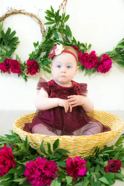 穿着像玛萨拉一样颜色的衣服的可爱小女孩 1岁坐在一个长着牡丹的柳条篮里 春天和花朵 儿童时尚 — 图库照片