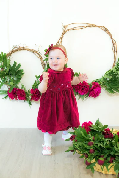 小さなかわいい女の子1牡丹のウィッカーバスケットとマルサラ色のドレスで歳 春と花 子供服 — ストック写真