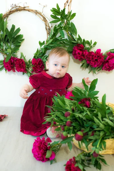 Little Cute Girl Roku Życia Sukience Kolorze Marsala Wiklinowym Koszu — Zdjęcie stockowe
