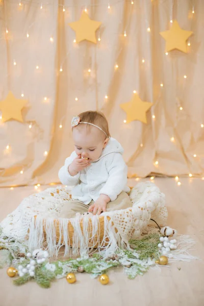 Little Cute Girl Roku Życia Lekkiej Dzianiny Sweter Bandaż Kwiatem — Zdjęcie stockowe