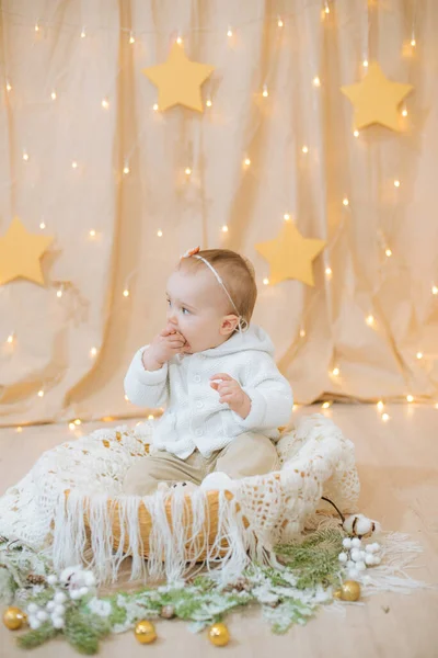 Little Cute Girl Roku Życia Lekkiej Dzianiny Sweter Bandaż Kwiatem — Zdjęcie stockowe