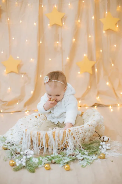 Little Cute Girl Roku Życia Lekkiej Dzianiny Sweter Bandaż Kwiatem — Zdjęcie stockowe