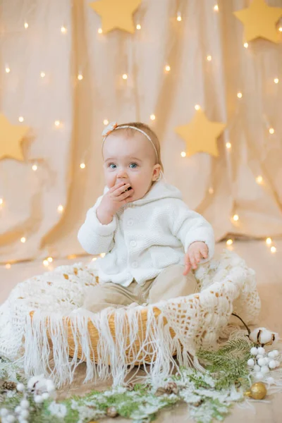 Little Cute Girl Roku Życia Lekkiej Dzianiny Sweter Bandaż Kwiatem — Zdjęcie stockowe