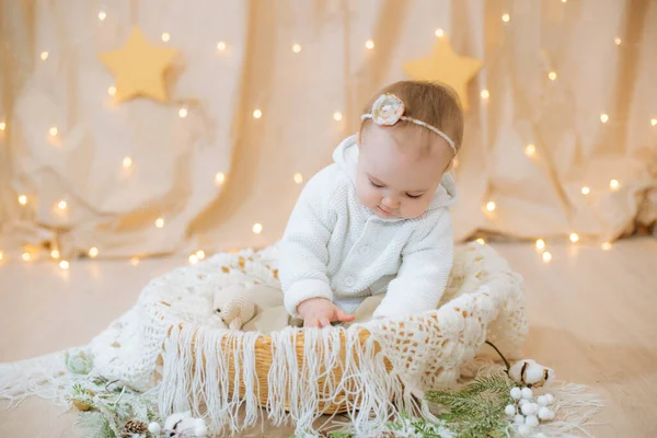 Little Cute Girl Roku Życia Lekkiej Dzianiny Sweter Bandaż Kwiatem — Zdjęcie stockowe