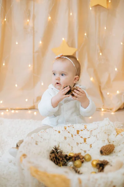 Petite Fille Mignonne Pull Tricoté Léger Bandage Avec Une Fleur — Photo