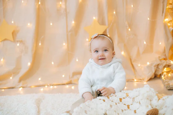 Little Cute Girl Roku Życia Lekkiej Dzianiny Sweter Bandaż Kwiatem — Zdjęcie stockowe