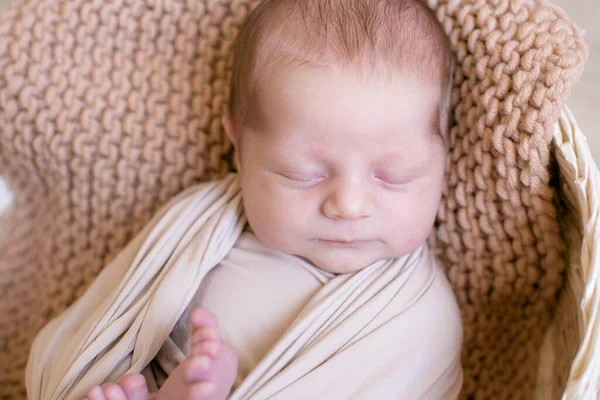 Leuke Kleine Baby Ligt Een Rieten Mandje Een Beige Gebreide — Stockfoto