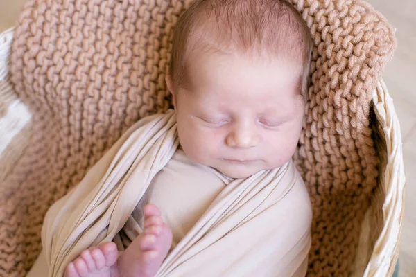 Bebê Pequeno Bonito Encontra Uma Cesta Vime Cobertor Malha Bege — Fotografia de Stock
