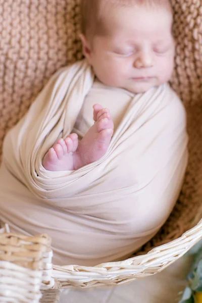 Leuke Kleine Baby Ligt Een Rieten Mandje Een Beige Gebreide — Stockfoto