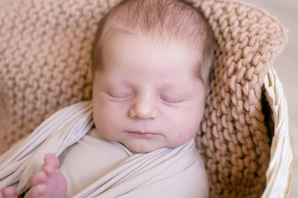 귀여운 아기가 베이지 담요를 바구니에 — 스톡 사진