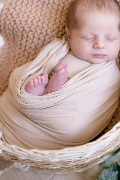 篮子里可爱的小宝宝腿躺在米色针织毛毯里的柳条篮里 夏天的心情快乐健康的童年 — 图库照片