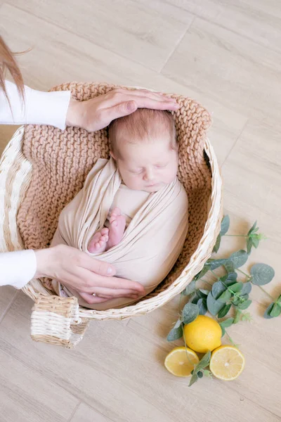 Mama Handen Houden Baby Vast Een Rieten Mandje Versierd Met — Stockfoto