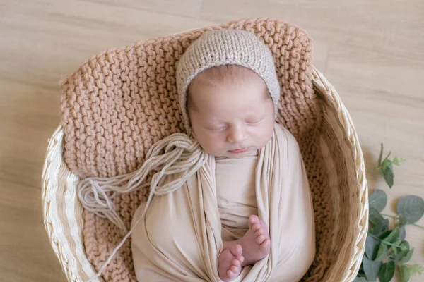 Leuke Kleine Baby Een Gebreide Muts Met Een Speelgoedkonijntje Ligt — Stockfoto