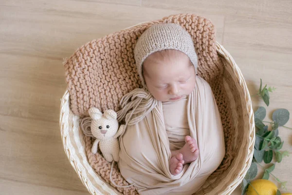 Örgü Şapkalı Oyuncak Tavşanlı Şirin Bir Bebek Bej Örülü Battaniyeye — Stok fotoğraf