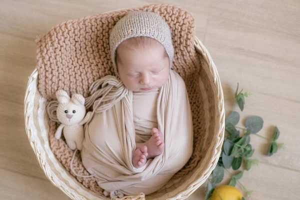 Leuke Kleine Baby Een Gebreide Muts Met Een Speelgoedkonijntje Ligt — Stockfoto