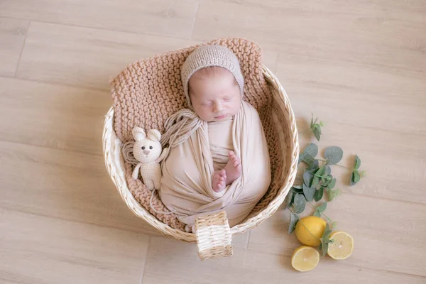 Leuke Kleine Baby Een Gebreide Muts Met Een Speelgoedkonijntje Ligt — Stockfoto