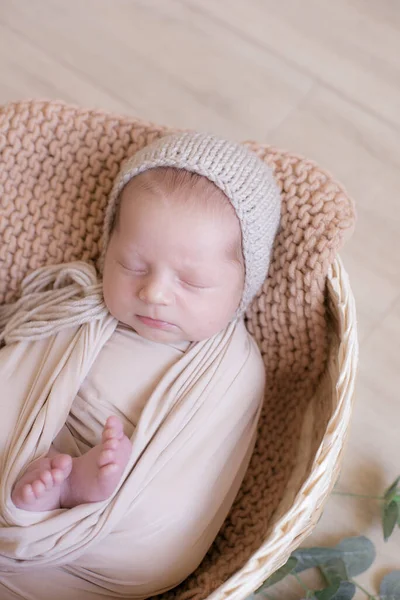 Mignon Petit Bébé Dans Chapeau Tricoté Avec Lapin Jouet Trouve — Photo