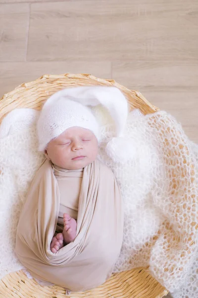 Schattige Kleine Baby Met Witte Gebreide Muts Ligt Een Rieten — Stockfoto