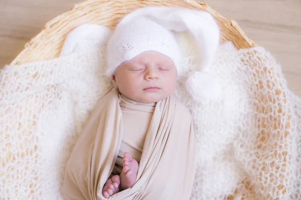 Χαριτωμένο Μωράκι Λευκό Πλεκτό Καπέλο Βρίσκεται Ψάθινο Καλάθι Μπεζ Πλεκτή — Φωτογραφία Αρχείου