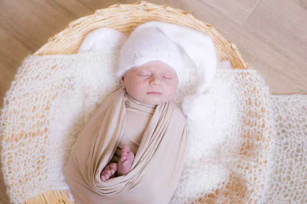 Mignon Petit Bébé Bonnet Tricoté Blanc Trouve Dans Panier Osier — Photo