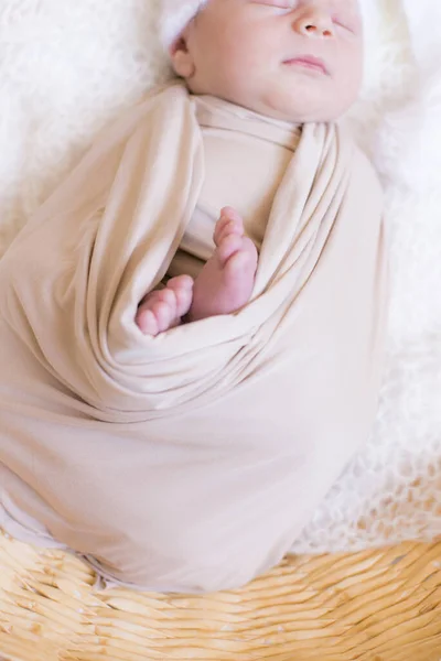 Sevimli Bebek Ayakları Bej Örülmüş Bir Battaniyenin Içinde Hasır Bir — Stok fotoğraf