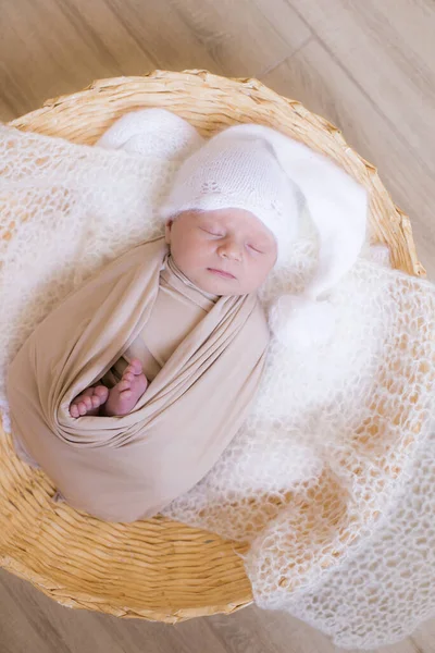 Mignon Petit Bébé Bonnet Tricoté Blanc Trouve Dans Panier Osier — Photo