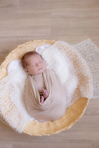 Bebê Pequeno Bonito Encontra Uma Cesta Vime Cobertor Malha Bege — Fotografia de Stock