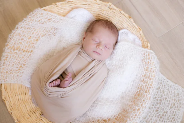 Bebê Pequeno Bonito Encontra Uma Cesta Vime Cobertor Malha Bege — Fotografia de Stock