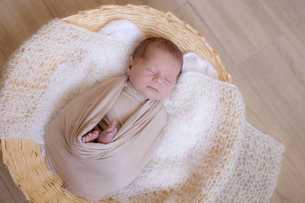 Χαριτωμένο Μωράκι Κείτεται Ένα Ψάθινο Καλάθι Μια Μπεζ Πλεκτή Κουβέρτα — Φωτογραφία Αρχείου